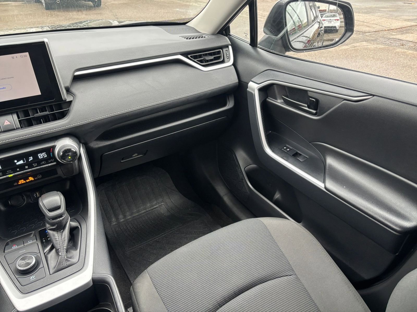 Used 2025 Toyota RAV4 LE image 31