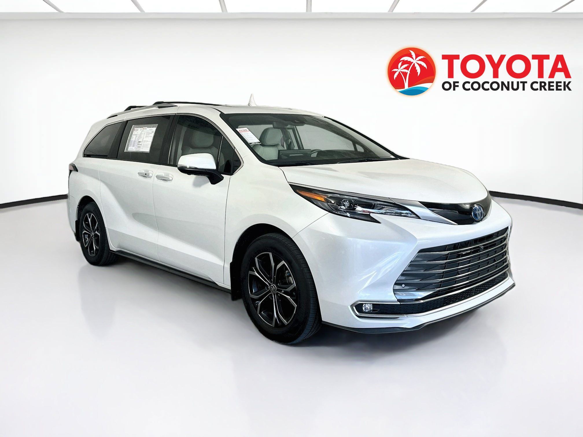 Used 2025 Toyota Sienna Platinum AWD/4WD image 1