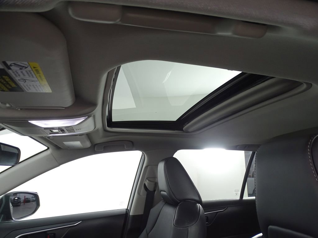 Used 2022 Toyota RAV4 XLE Premium image 22