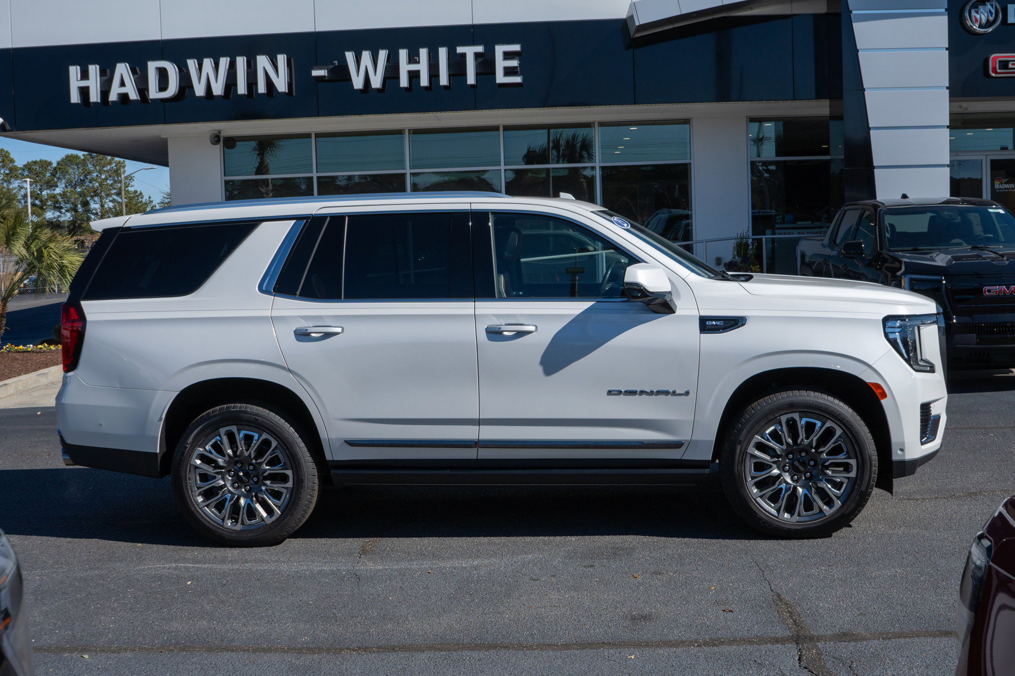 Used 2023 GMC Yukon Denali Ultimate image 2