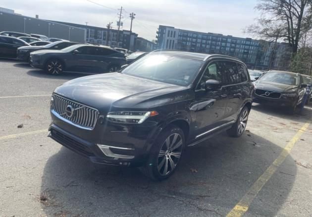 Used 2023 Volvo XC90 B5 Plus w/ Protection Package Premier image 4
