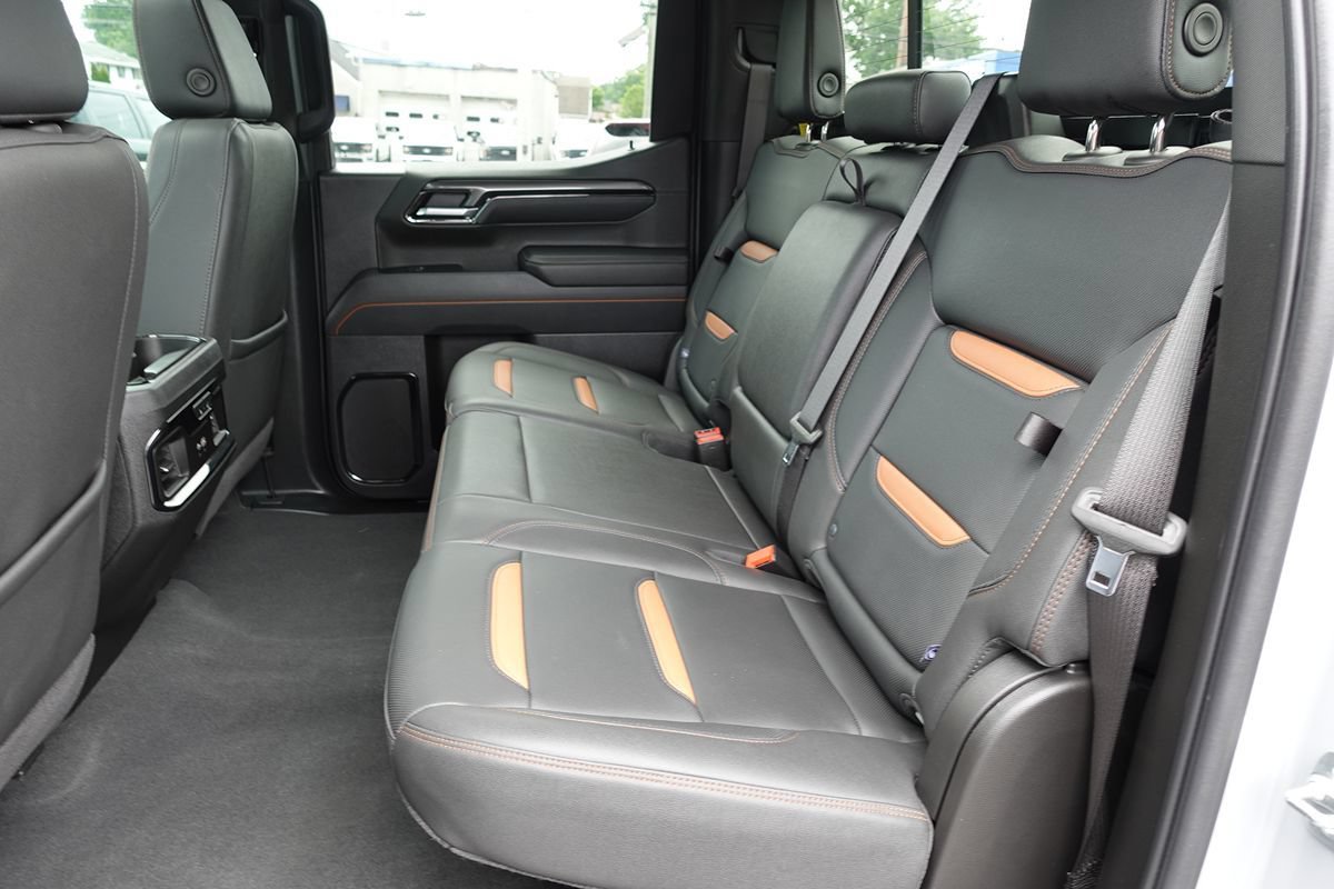 Used 2025 GMC Sierra 1500 AT4 w/ Technology Package AWD/4WD image 29