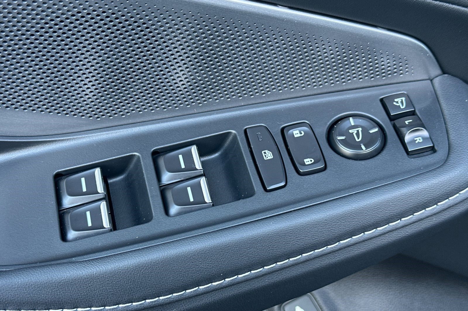 Used 2025 Acura MDX SH-AWD w/ Technology Package image 13