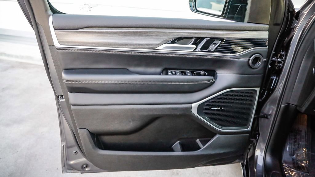 Certified 2024 Jeep Wagoneer L Series II w/ Flexible Seating Group image 22