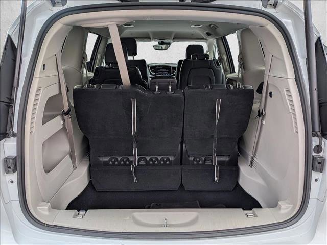 Used 2022 Chrysler Pacifica Touring-L image 6
