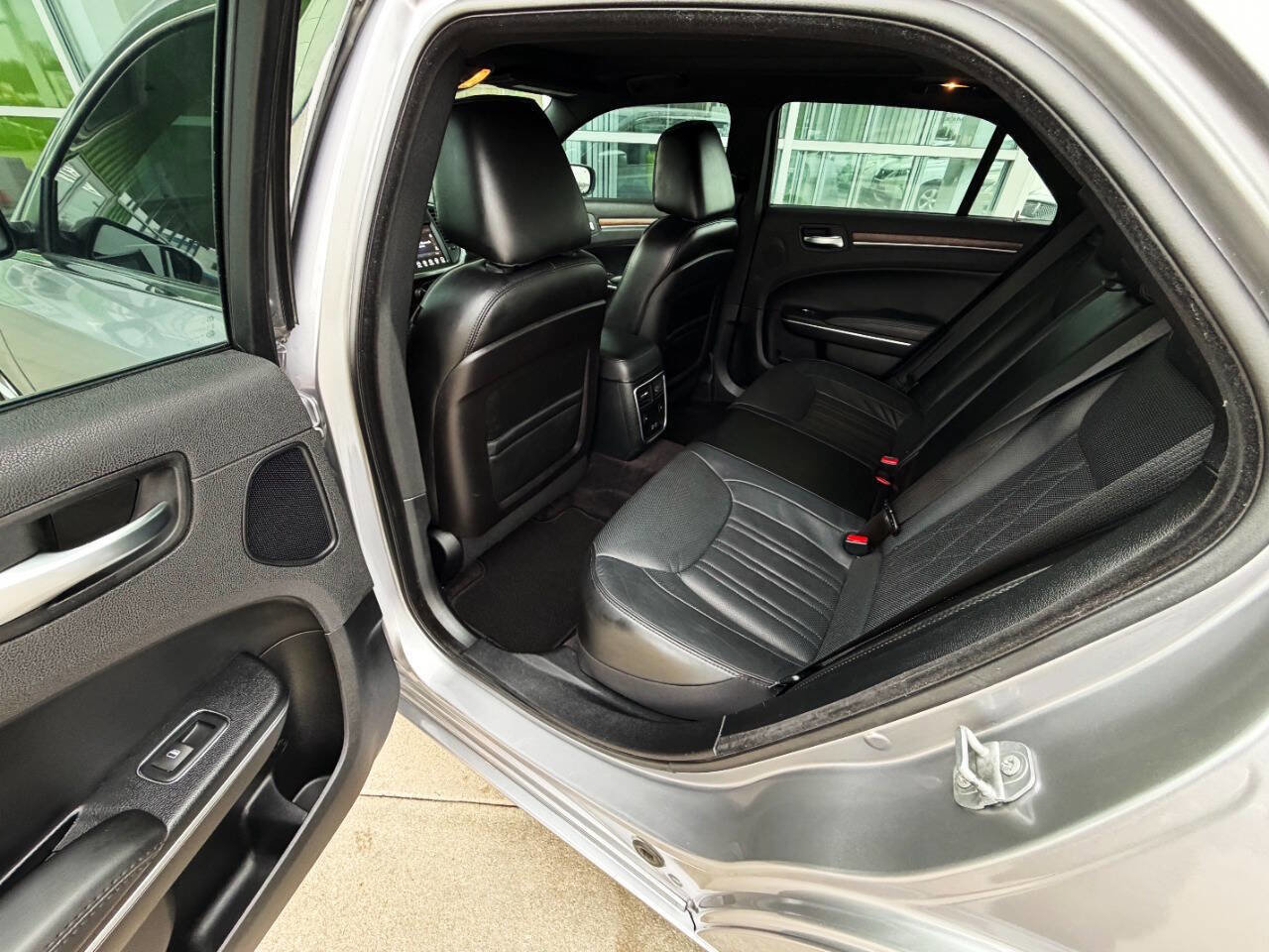 Used 2017 Chrysler 300 C Platinum image 12