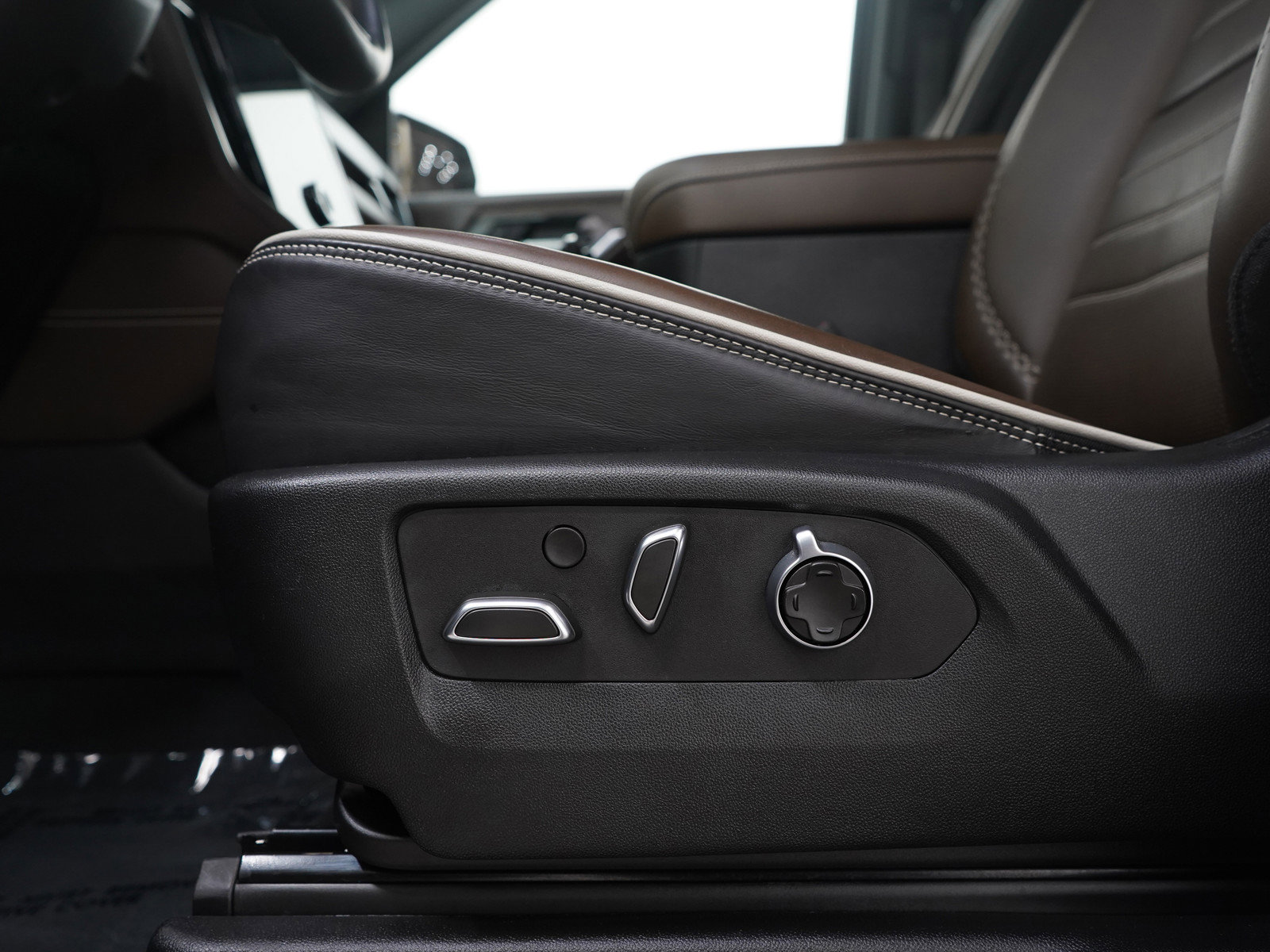 Used 2025 GMC Yukon XL Denali Ultimate w/ LPO, Floor Liner Package image 25