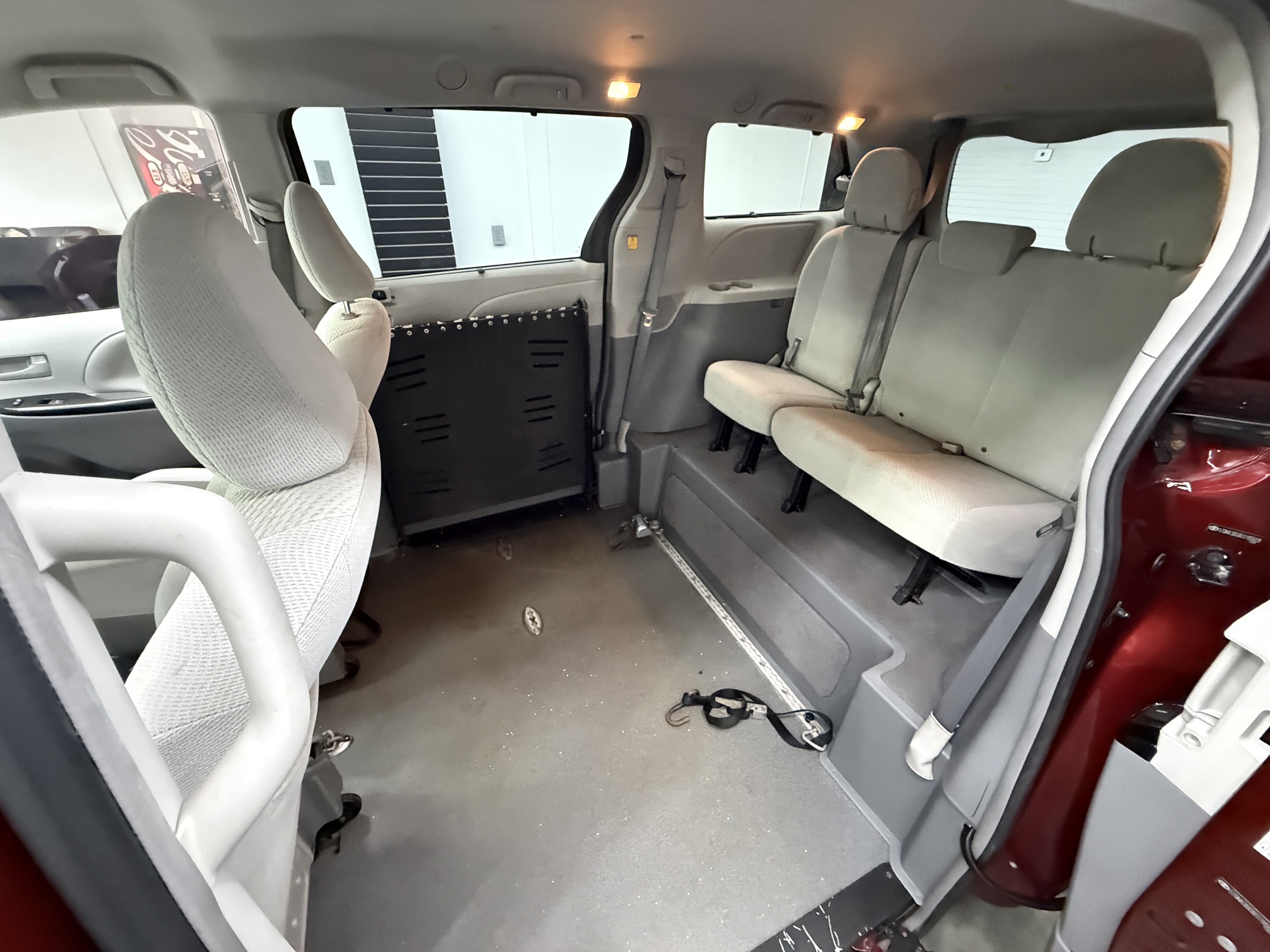 Used 2012 Toyota Sienna LE FWD image 11