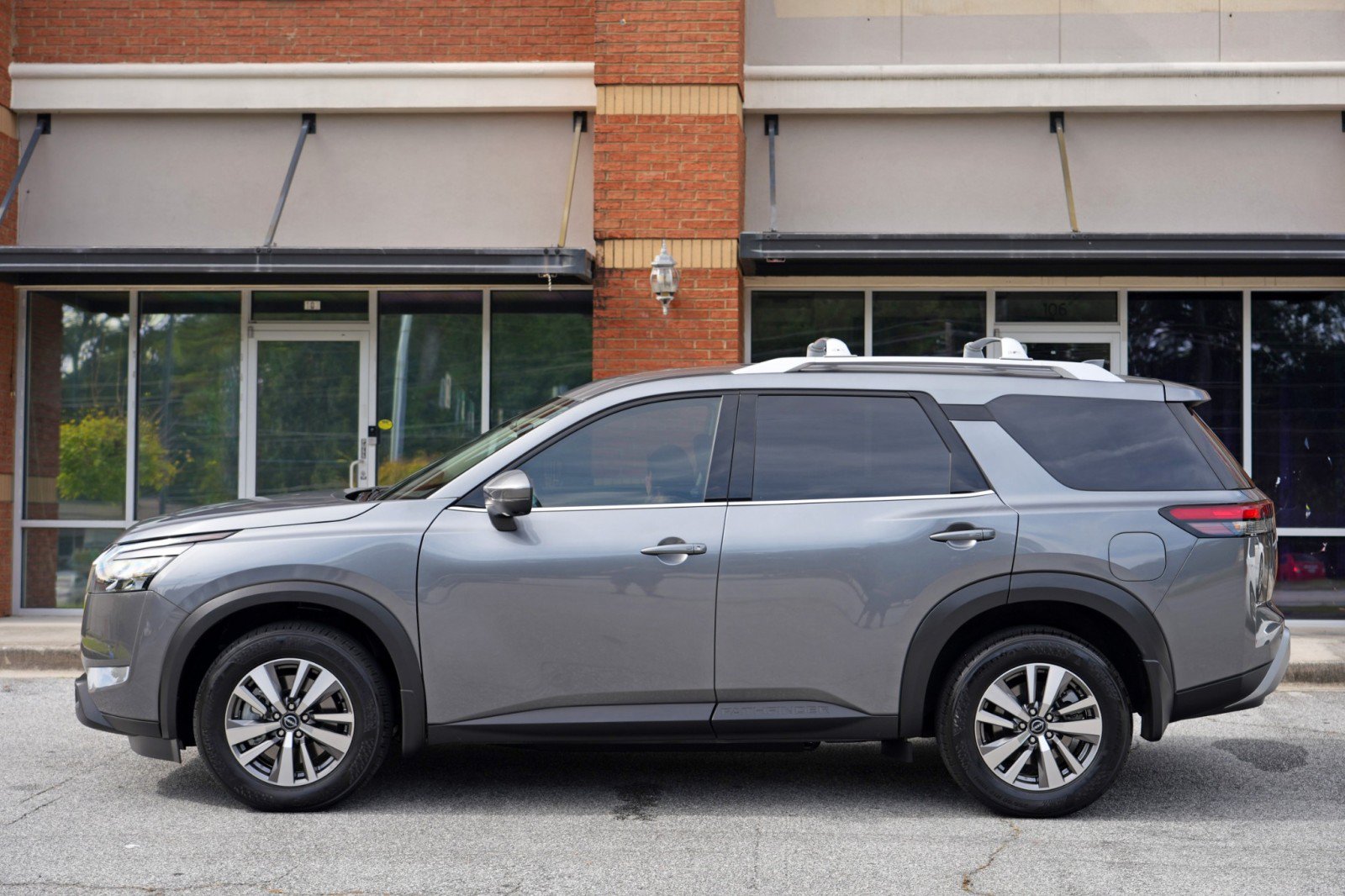 Used 2025 Nissan Pathfinder SL AWD/4WD image 46
