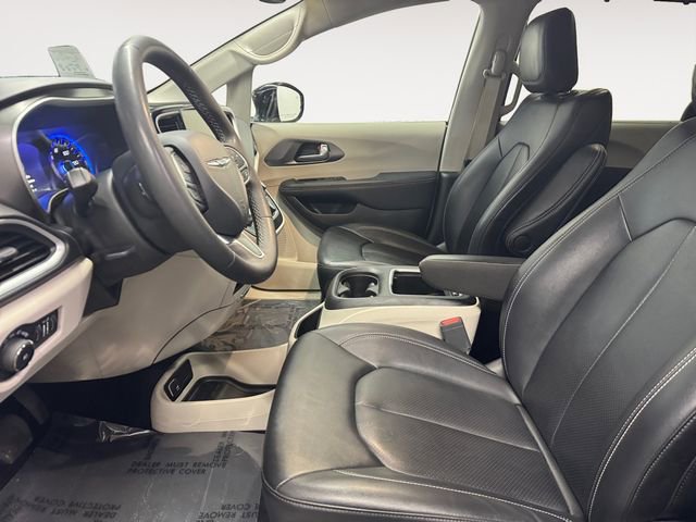 Used 2024 Chrysler Pacifica Touring-L image 7