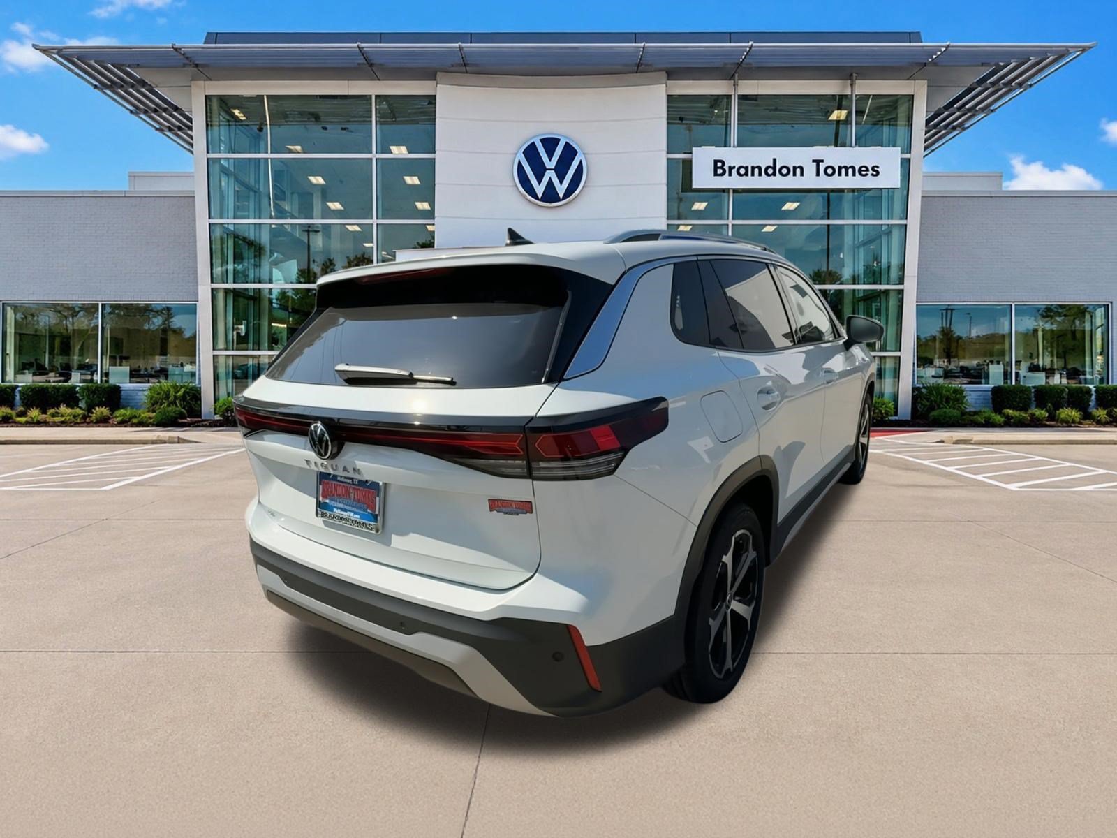 New 2026 Volkswagen Tiguan SE FWD image 8