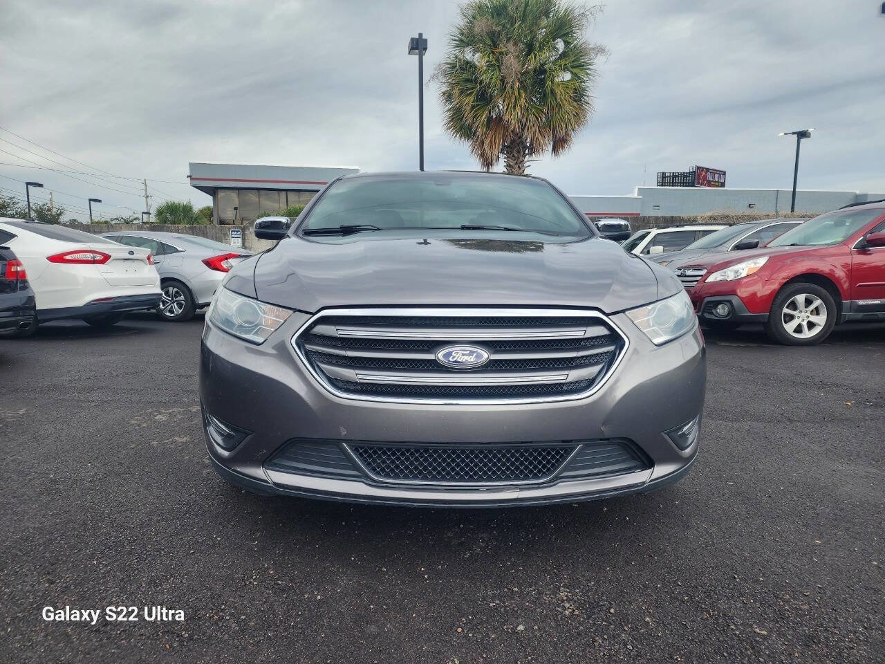 Used 2013 Ford Taurus Limited FWD image 4