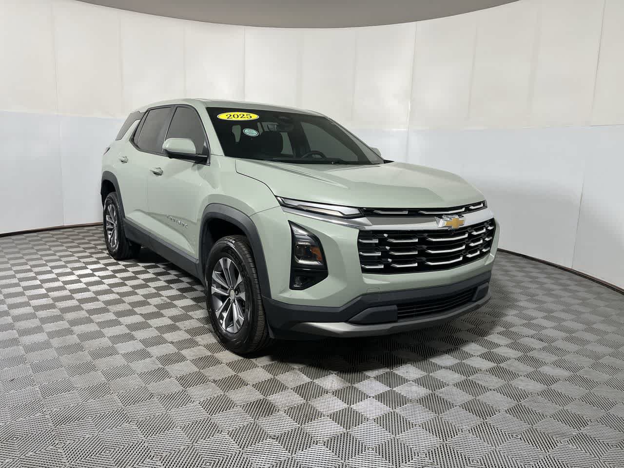 Used 2025 Chevrolet Equinox LT w/ Safety and Technology Package AWD/4WD image 2