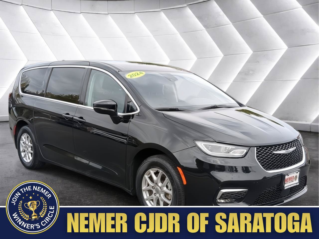 Used 2024 Chrysler Pacifica Touring-L FWD image 1