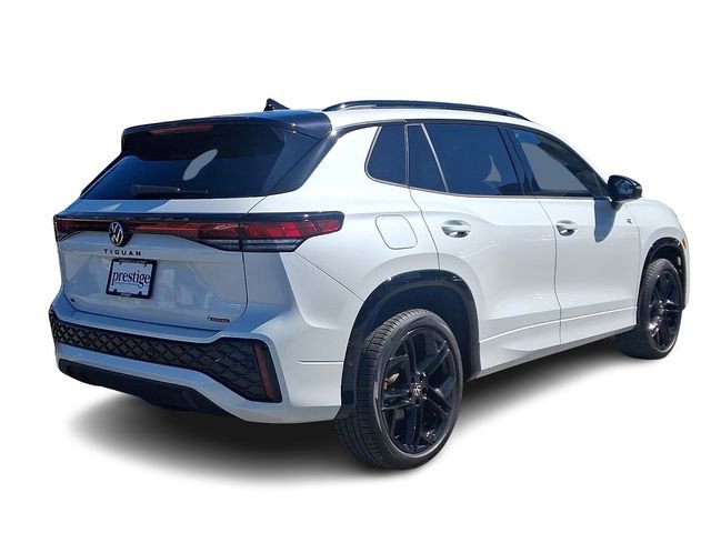 Certified 2025 Volkswagen Tiguan SE R-Line image 6