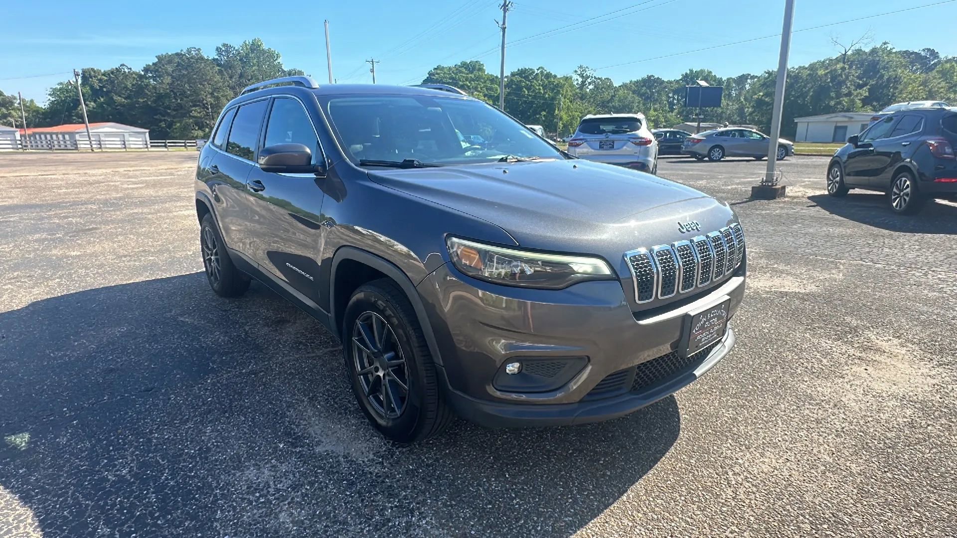 Used 2019 Jeep Cherokee Latitude Plus w/ Cold Weather Group AWD/4WD image 3