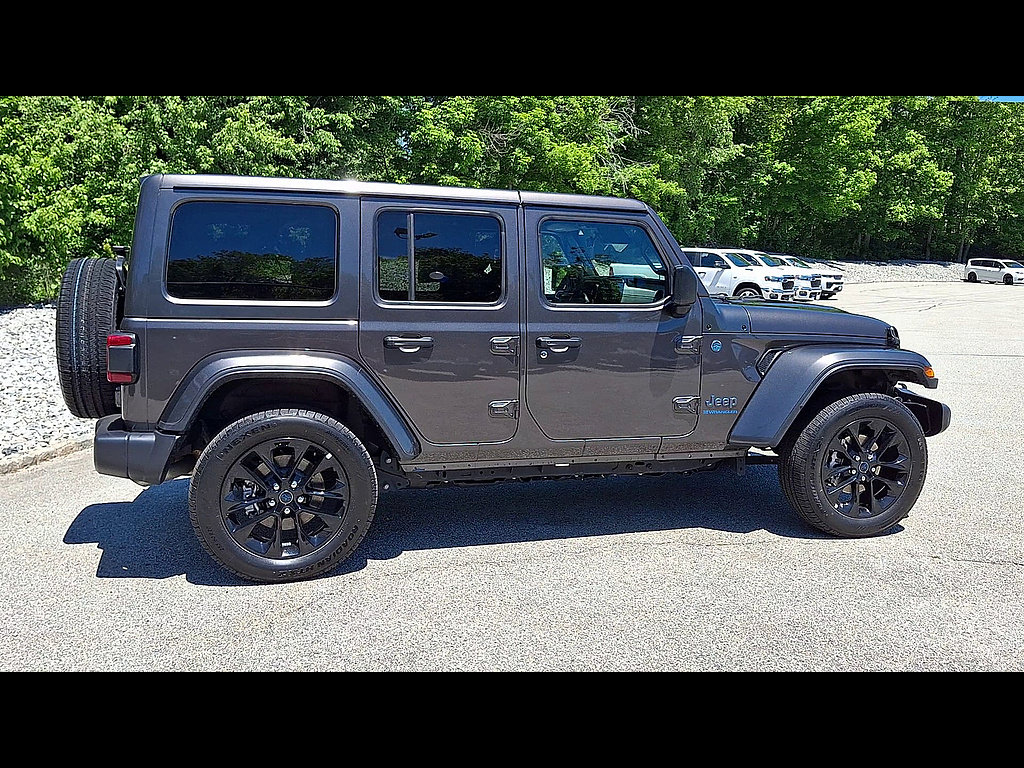 Used 2025 Jeep Wrangler Unlimited Sahara w/ Safety Group AWD/4WD image 9