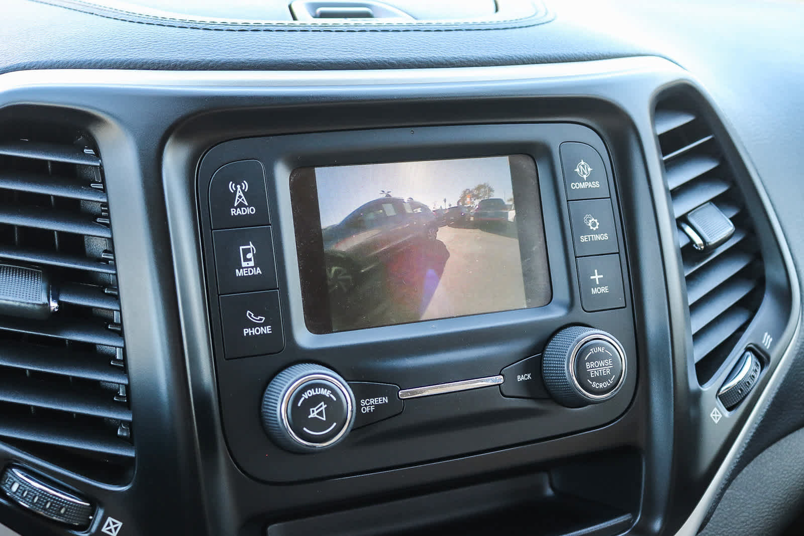Used 2018 Jeep Cherokee Latitude FWD image 24
