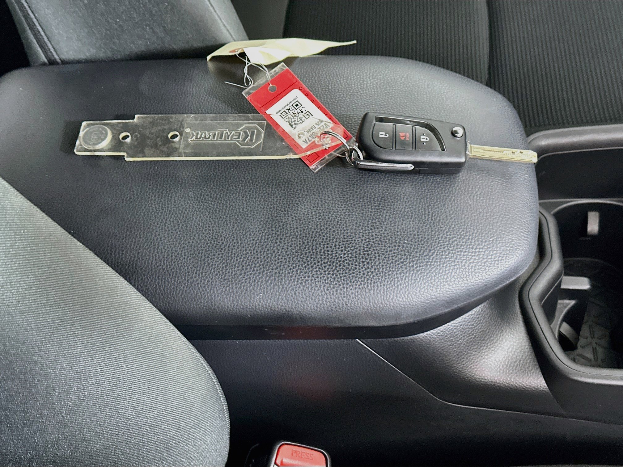 Certified 2025 Toyota RAV4 LE FWD image 32