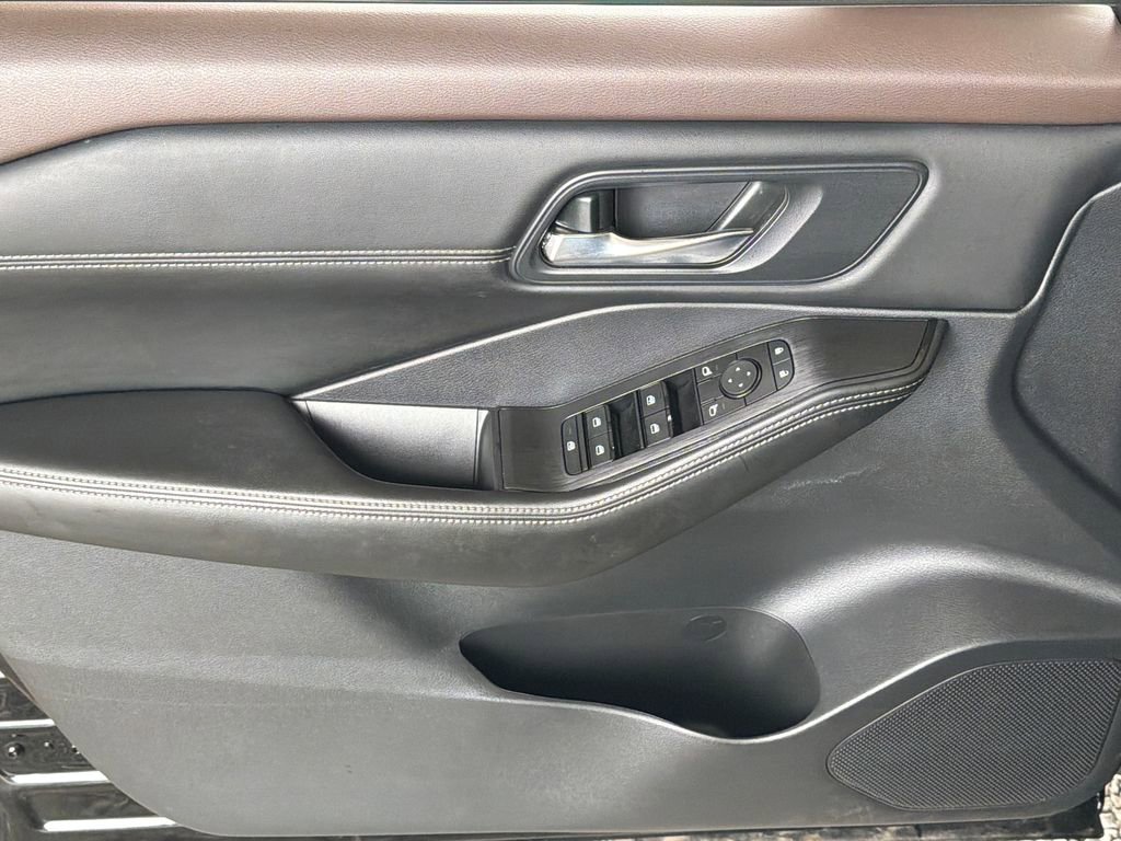Used 2023 Nissan Rogue SV w/ SV Premium B Package FWD image 3