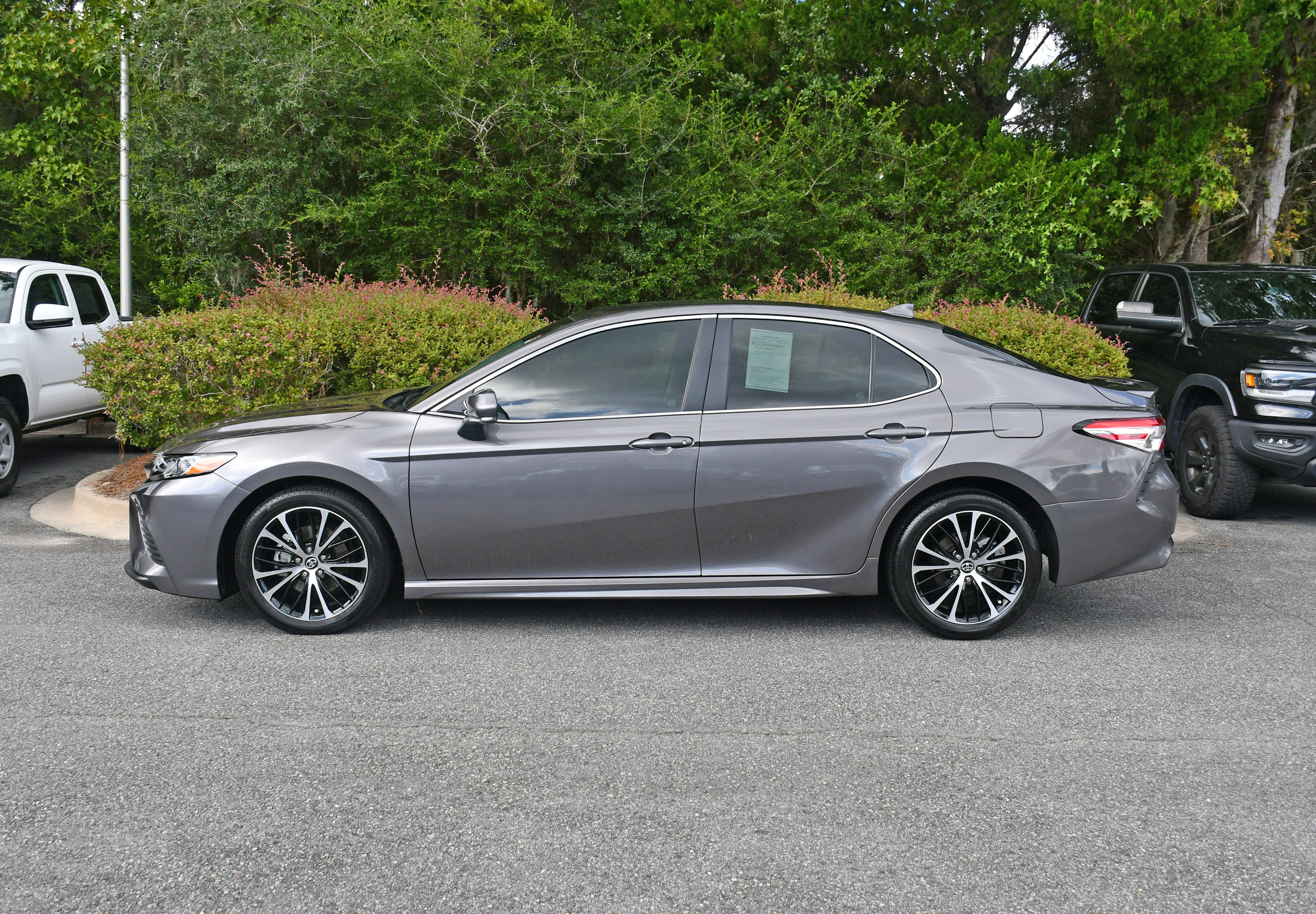 Used 2020 Toyota Camry SE w/ Convenience Package FWD image 2