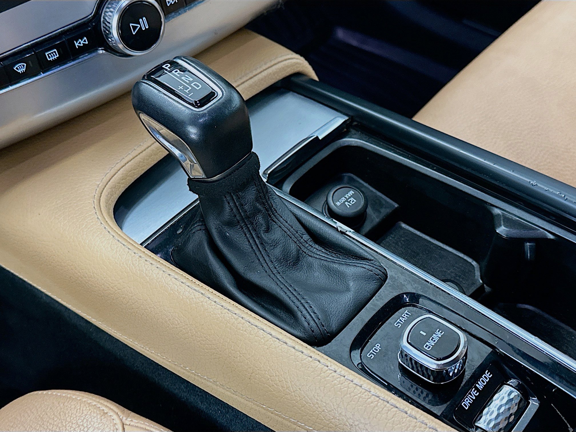 Used 2017 Volvo XC90 T6 Momentum w/ Vision Package image 25