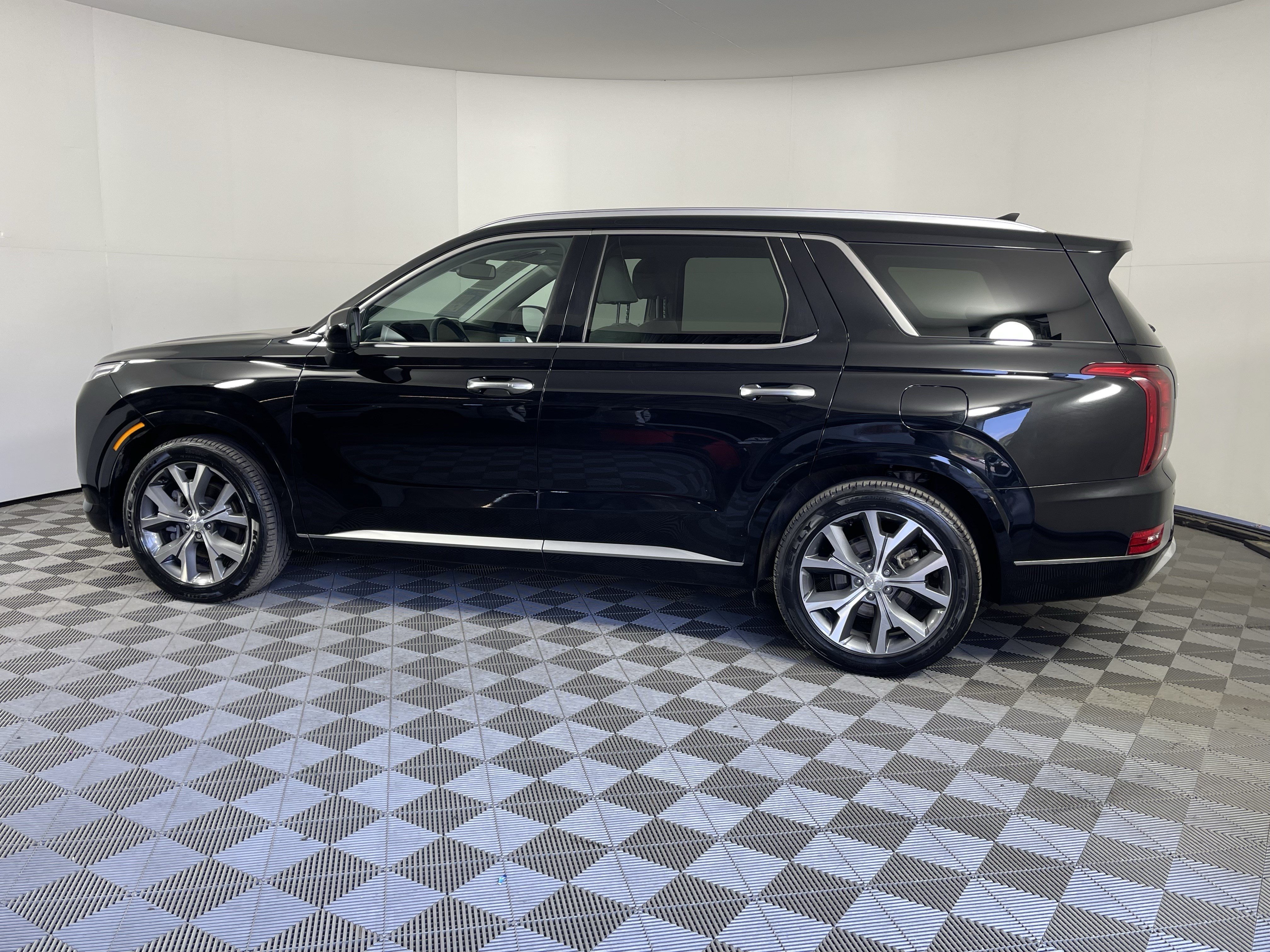 Used 2022 Hyundai Palisade Limited w/ Cargo Package AWD/4WD image 2