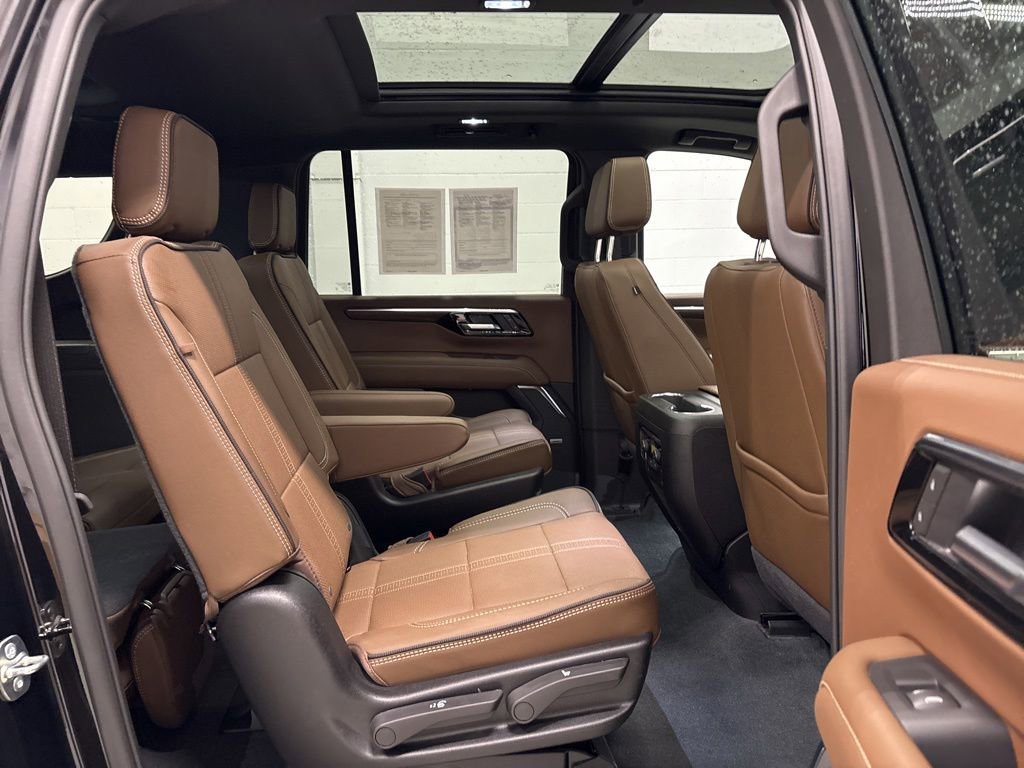 Used 2026 Chevrolet Suburban High Country AWD/4WD image 34