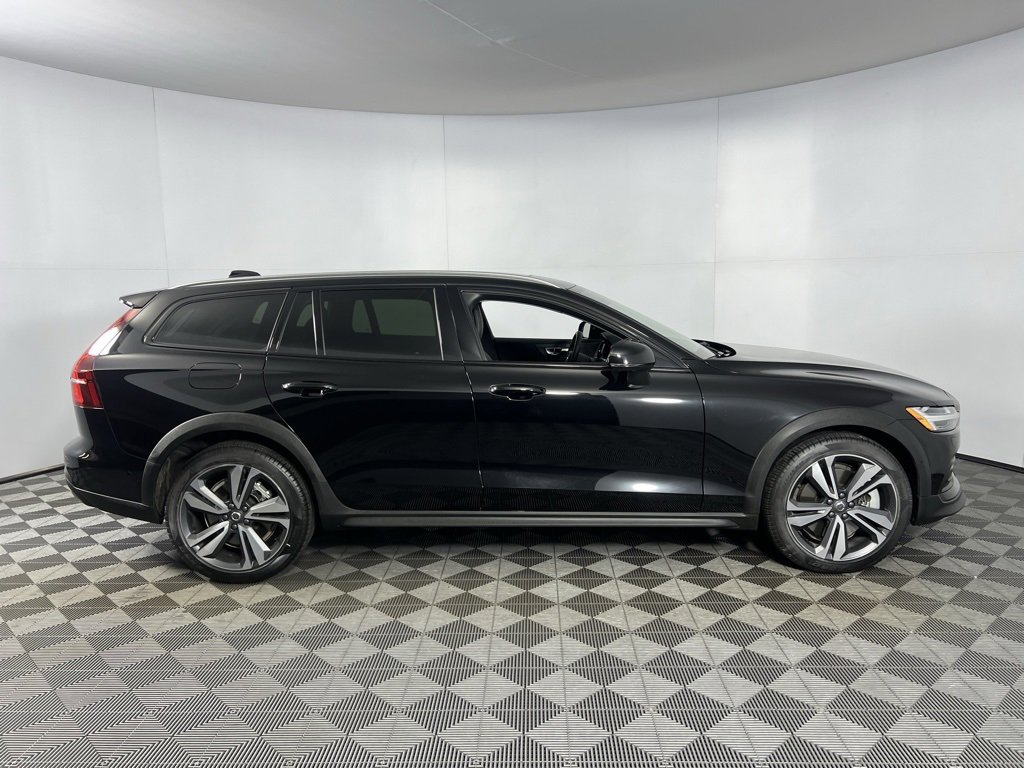 Used 2025 Volvo V60 B5 Cross Country Plus image 3