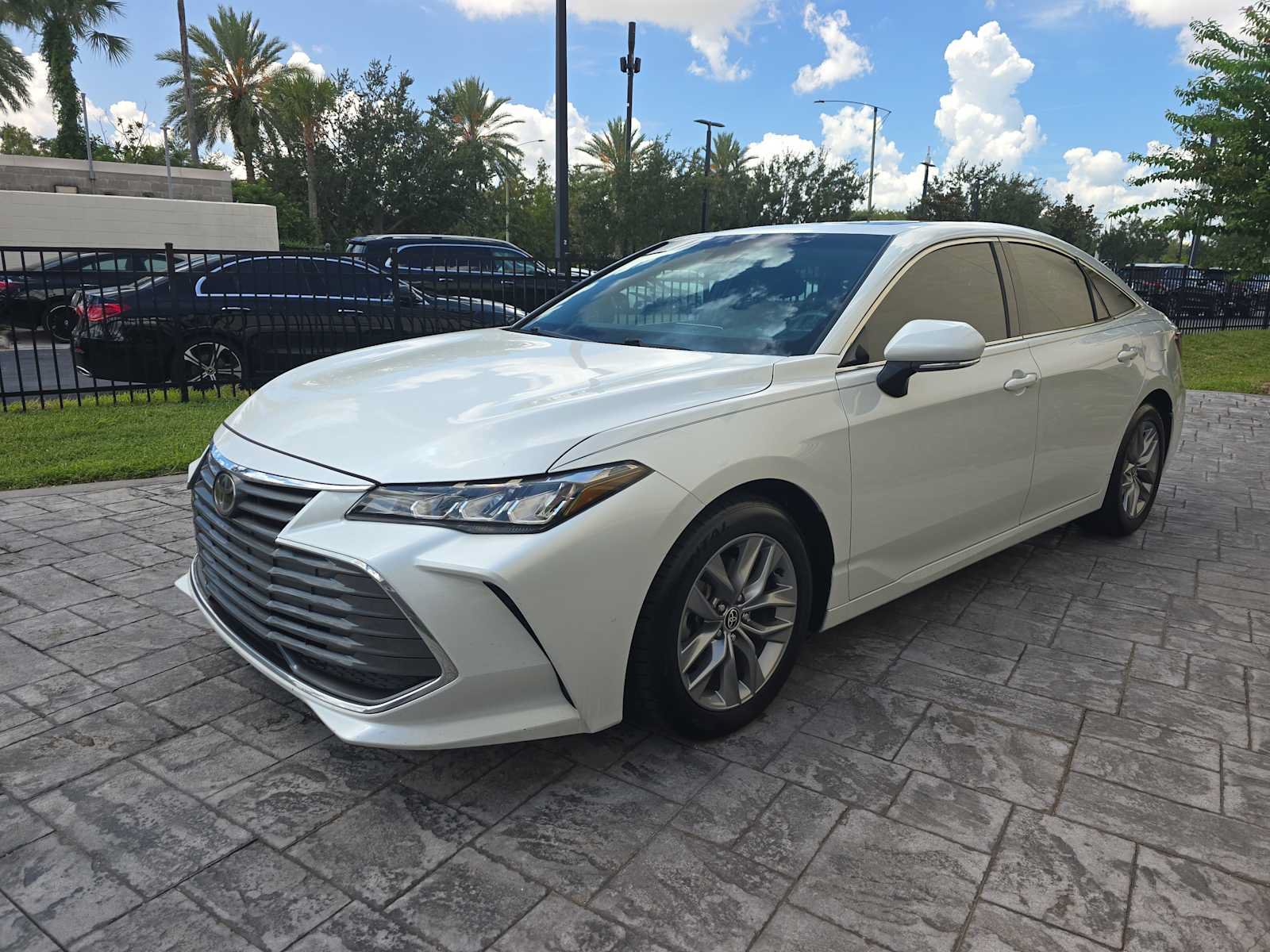 Used 2022 Toyota Avalon XLE w/ Moonroof Package FWD image 9