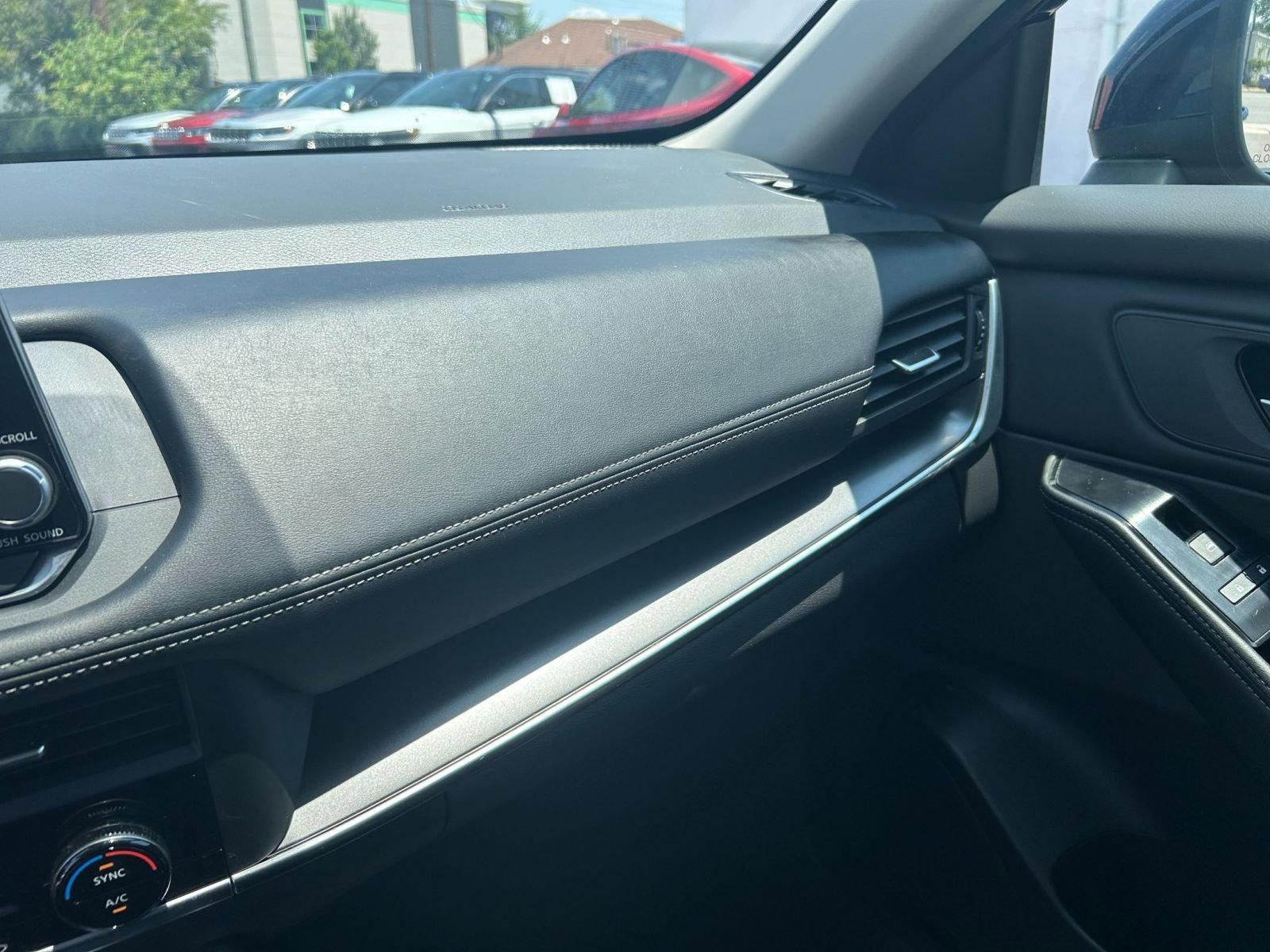 Used 2025 Nissan Rogue SV FWD image 37