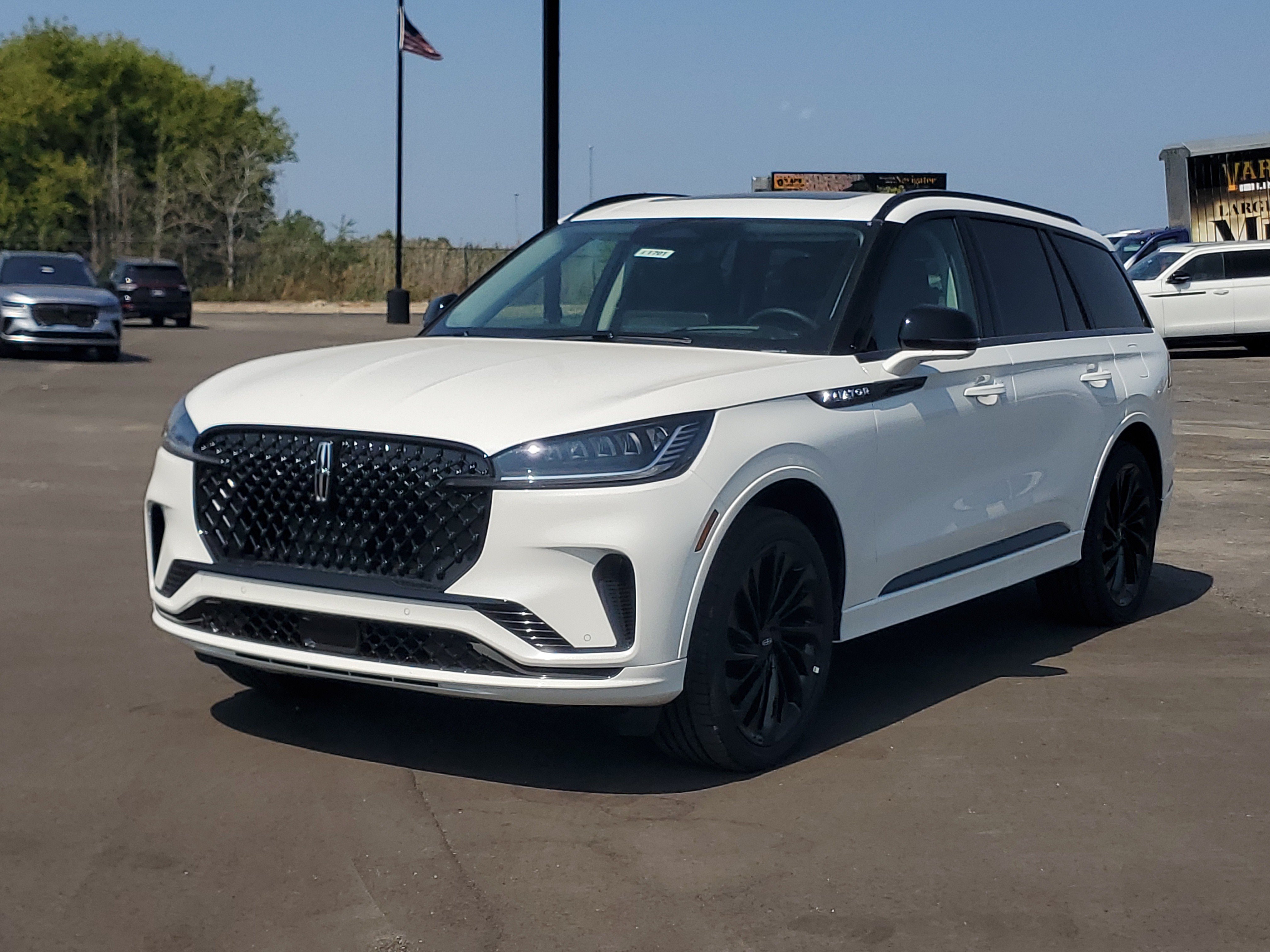 New 2026 Lincoln Aviator Reserve w/ Jet Appearance Package AWD/4WD image 2