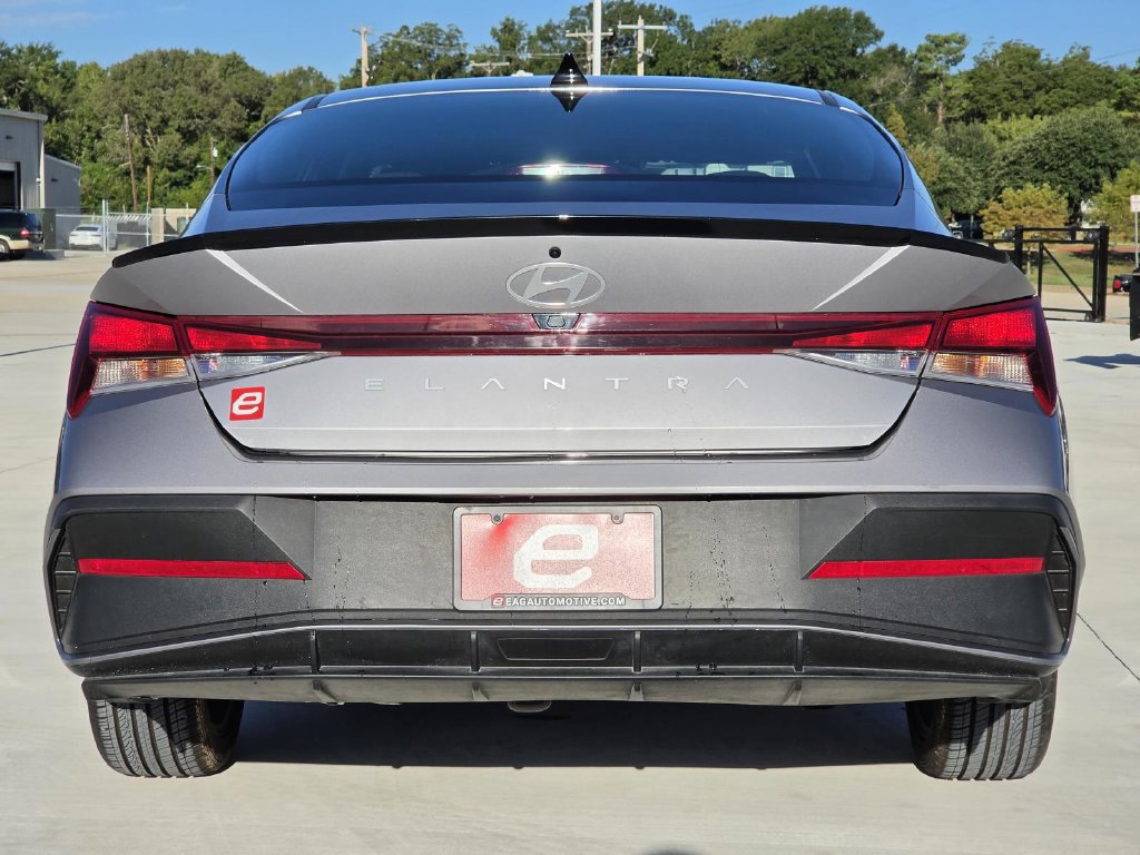 Used 2025 Hyundai Elantra Sport FWD image 7