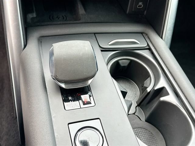 Used 2024 Land Rover Discovery S image 17