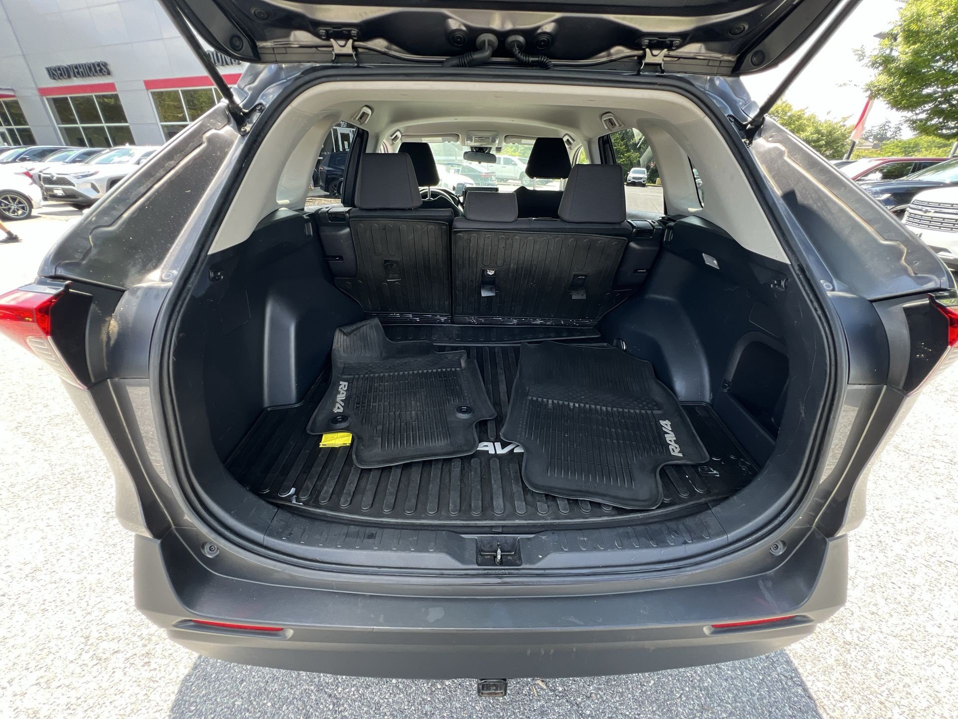 Used 2019 Toyota RAV4 LE w/ Carpet Mat Package AWD/4WD image 23