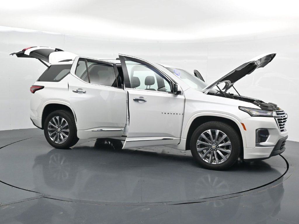 Used 2023 Chevrolet Traverse Premier FWD image 42