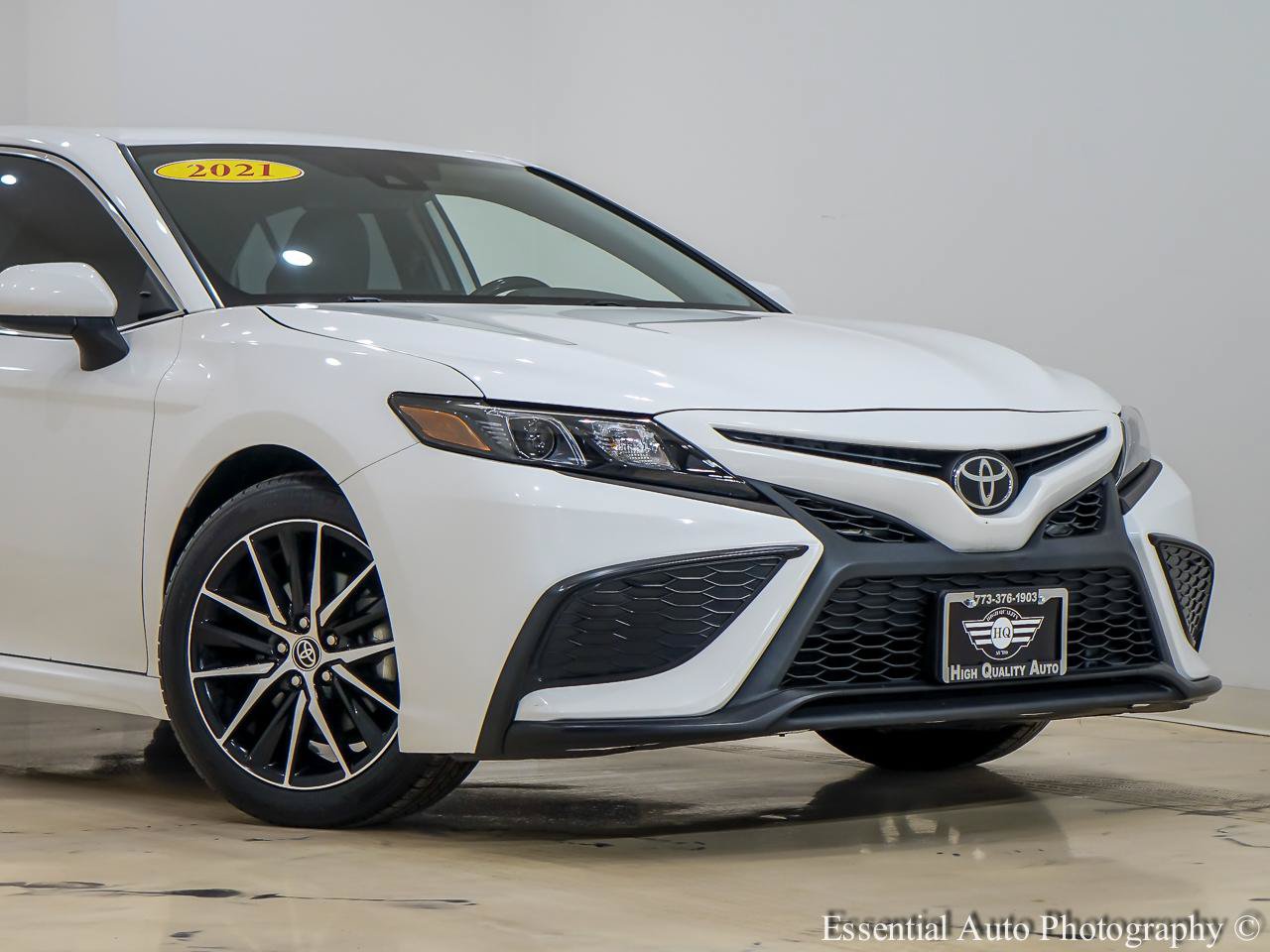 Used 2021 Toyota Camry SE FWD image 2