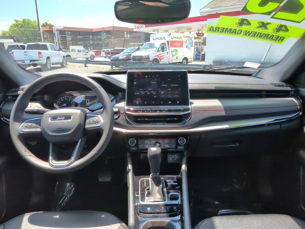Used 2025 Jeep Compass Trailhawk AWD/4WD image 13