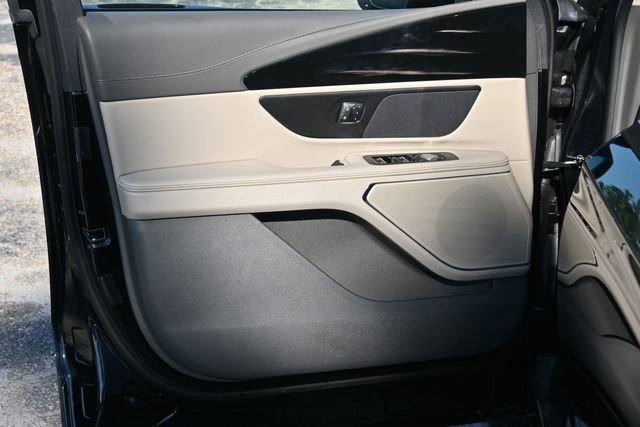 Used 2025 Lincoln Nautilus Premier image 10