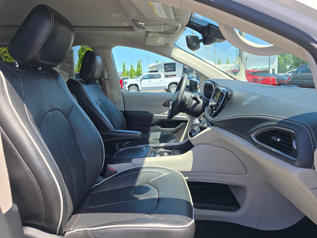 Used 2023 Chrysler Pacifica Limited FWD image 50