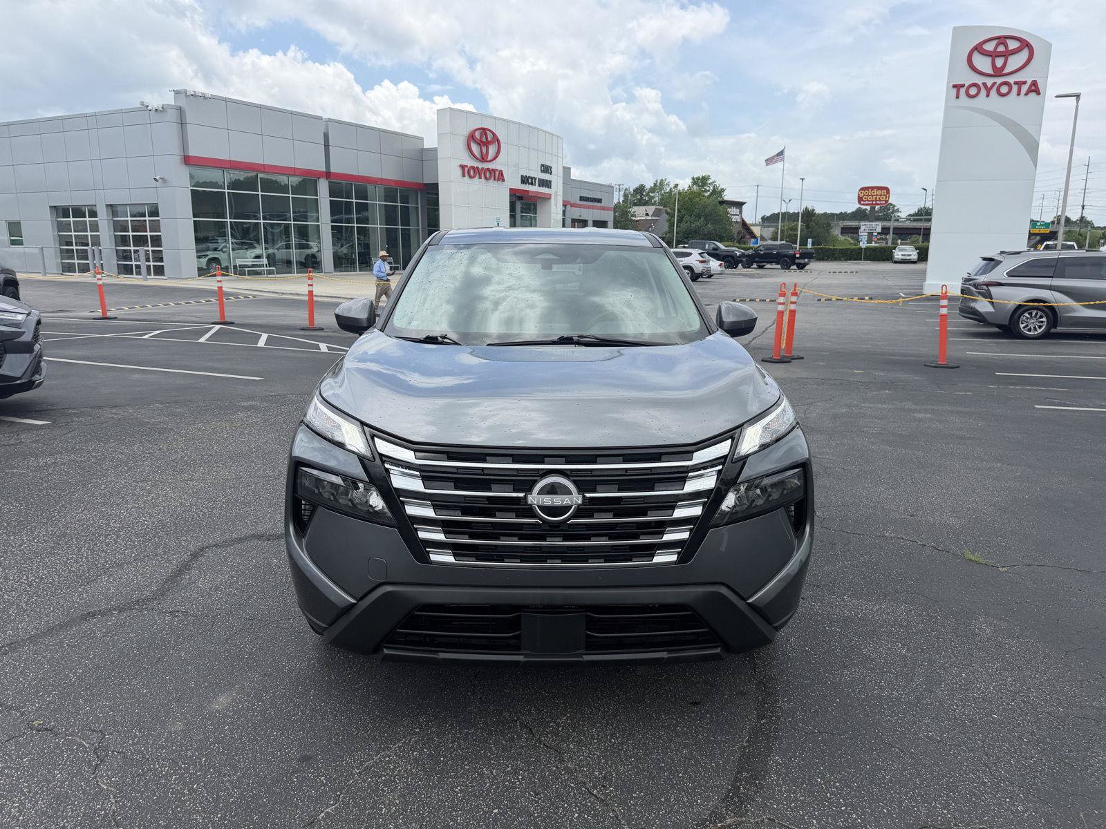Used 2025 Nissan Rogue SV FWD image 2