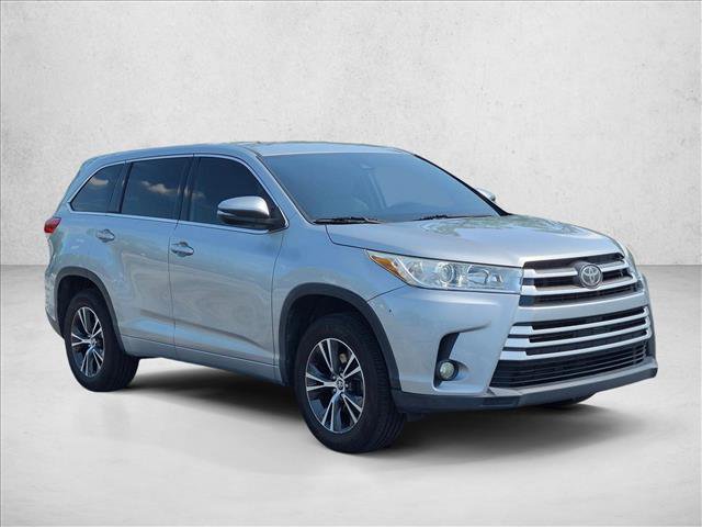 Used 2018 Toyota Highlander LE FWD image 3