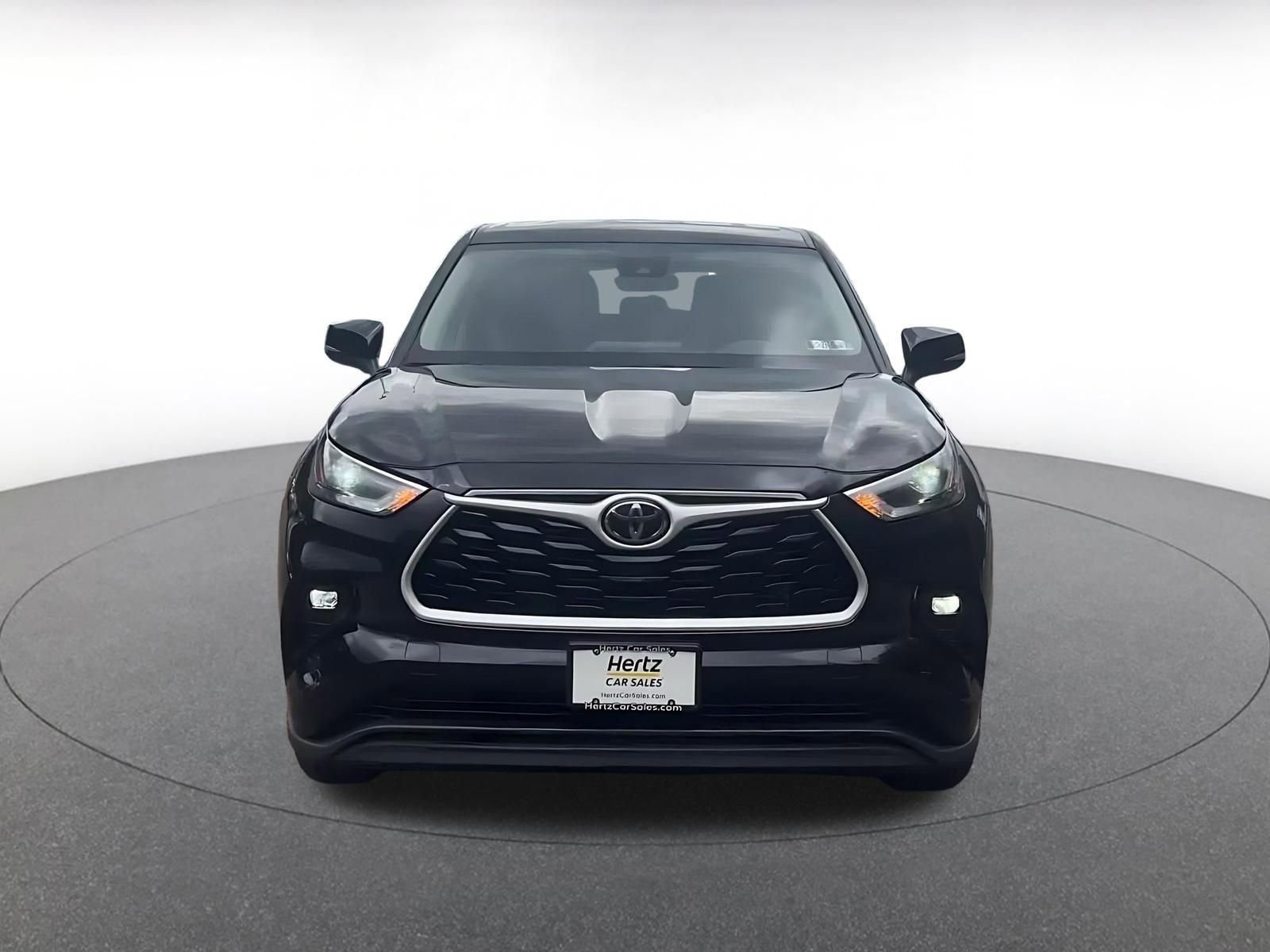 Used 2025 Toyota Highlander LE FWD image 4