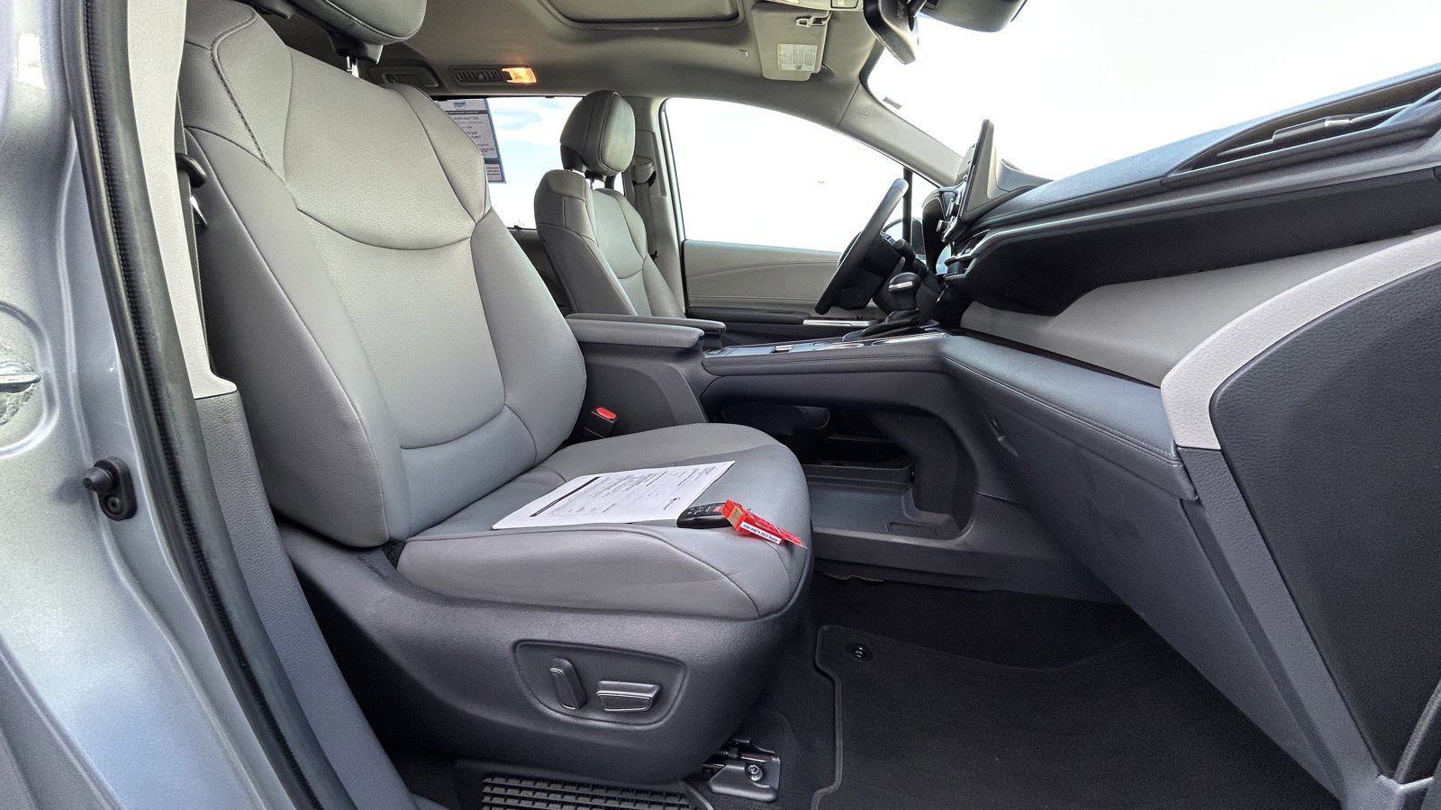 Used 2023 Toyota Sienna XLE FWD image 16