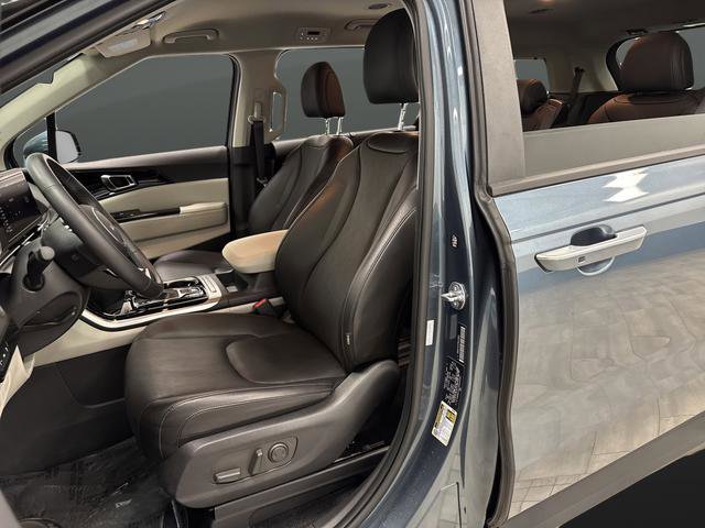 Used 2024 Kia Carnival EX image 4