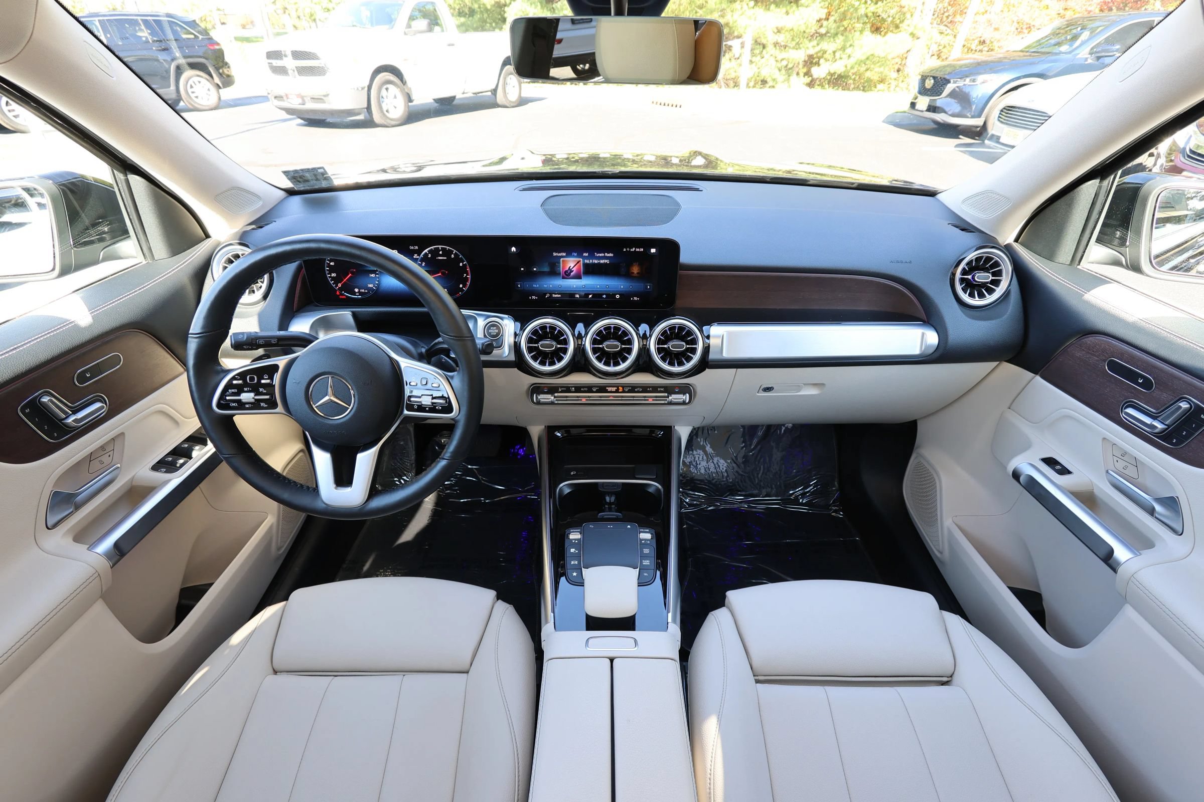 Used 2023 Mercedes-Benz GLB 250 4MATIC w/ Premium Package image 33