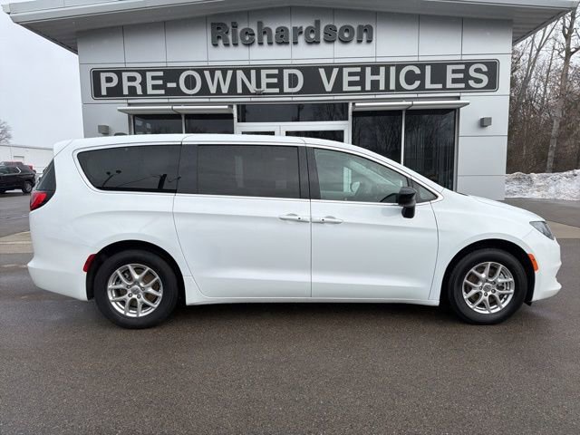 Used 2024 Chrysler Voyager LX image 2