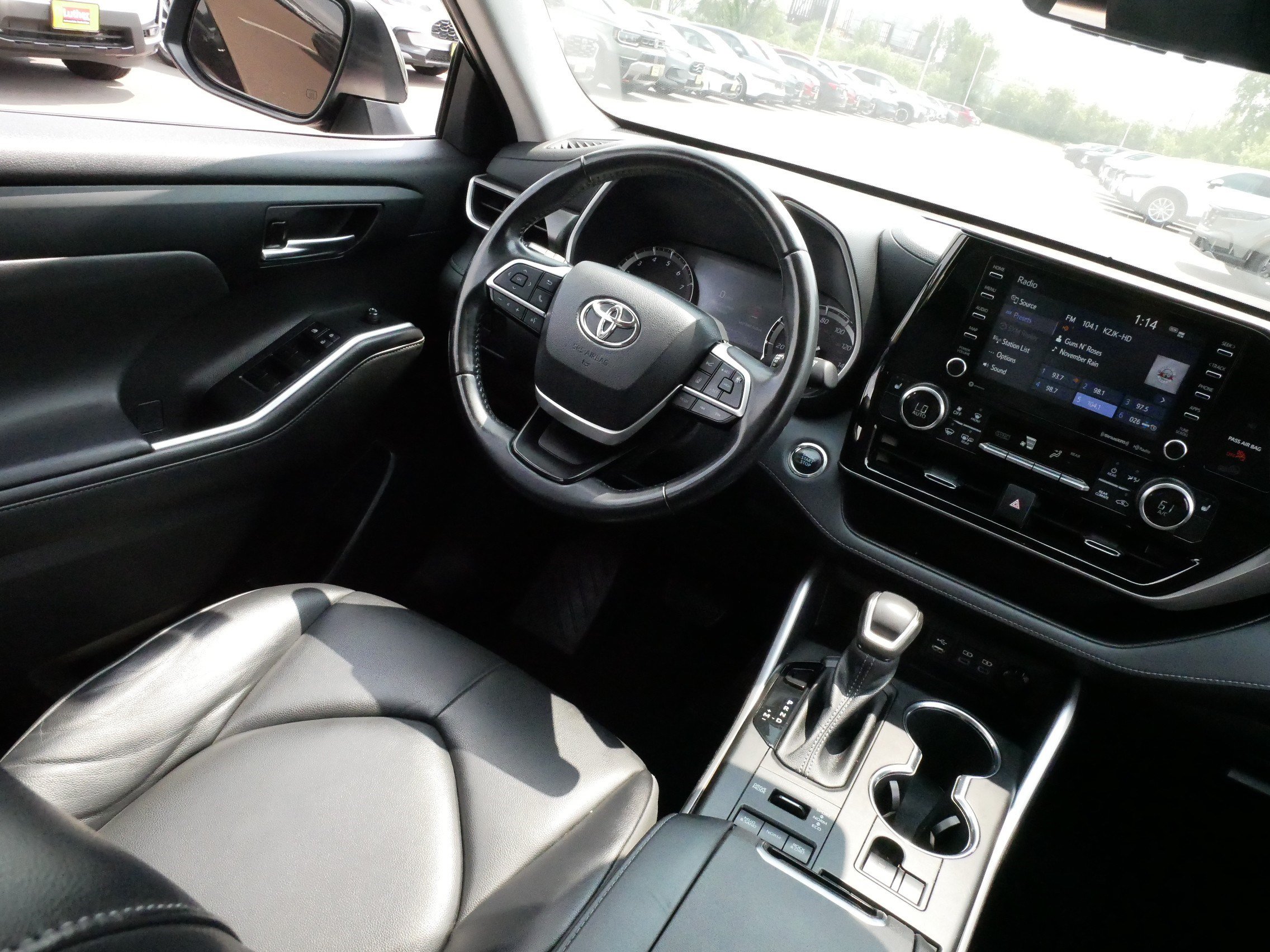 Used 2022 Toyota Highlander XLE AWD/4WD image 9