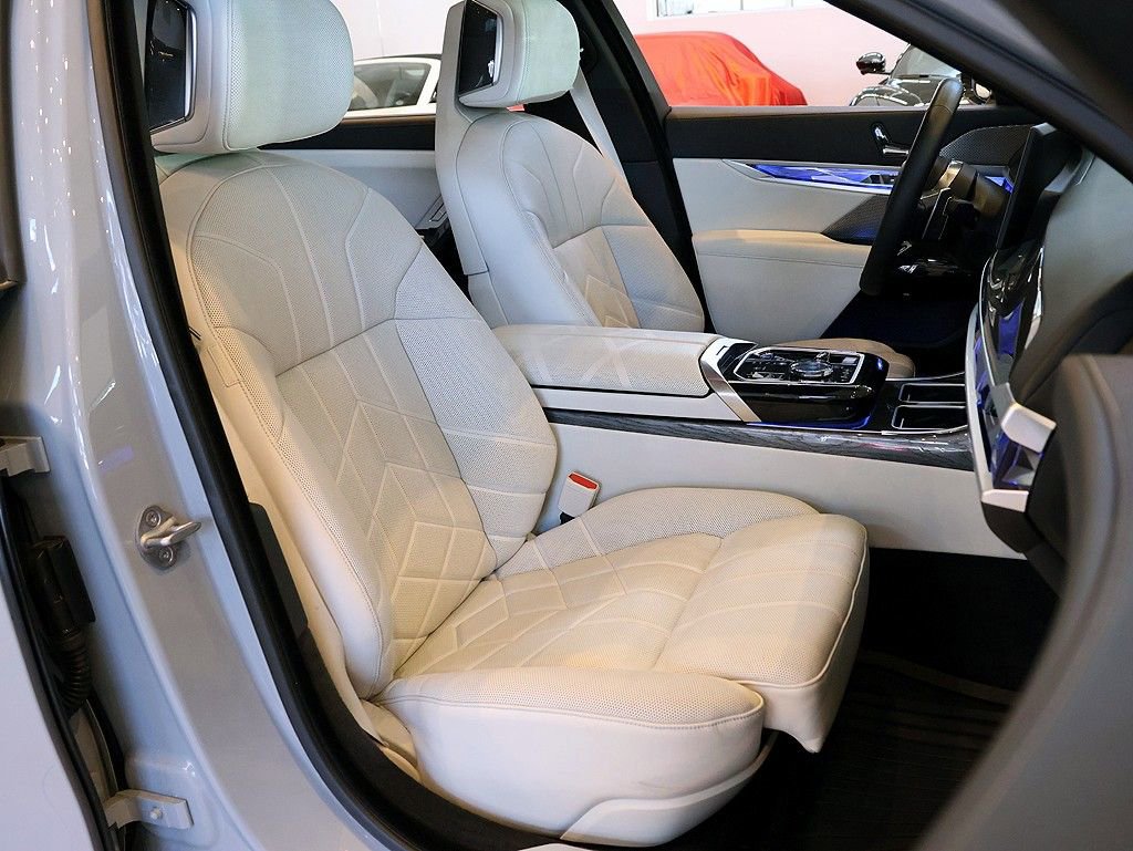 Used 2024 BMW 760i xDrive w/ Premium Package 2 image 19