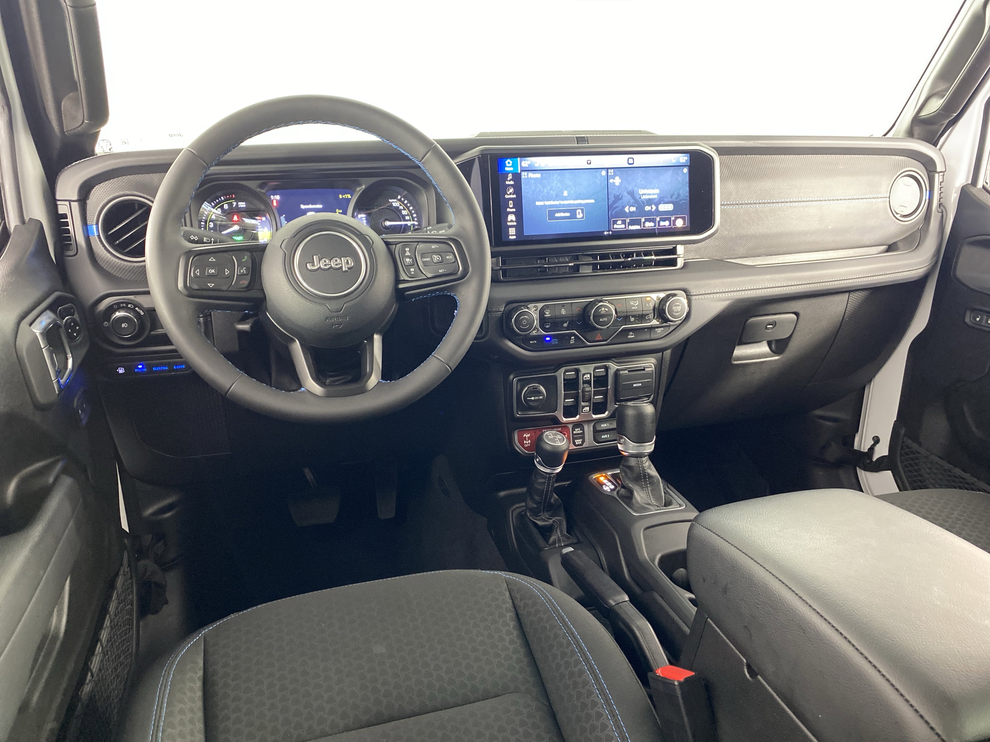 Used 2025 Jeep Wrangler Unlimited Rubicon 4xe w/ Convenience Group AWD/4WD image 19